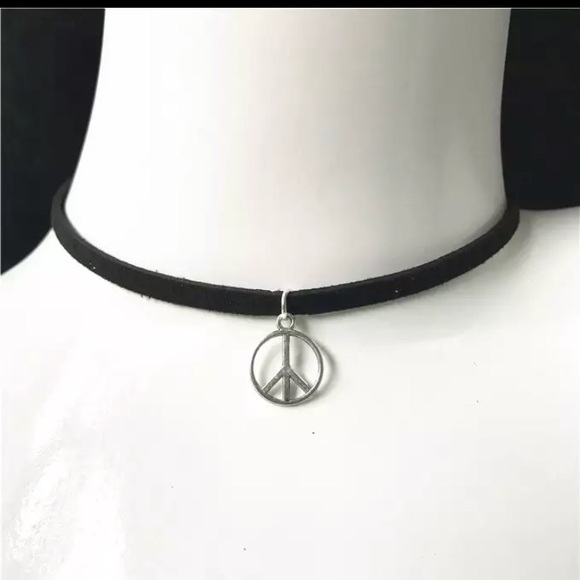 Jewelry - 💥Black Velvet Vintage Choker 💥